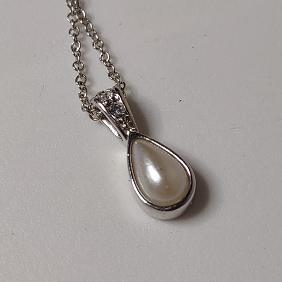 Silver Tone Avon Teardrop Shaped Pendant Necklace Adjustable 16.5 To 19 Inches - Picture 3 of 12